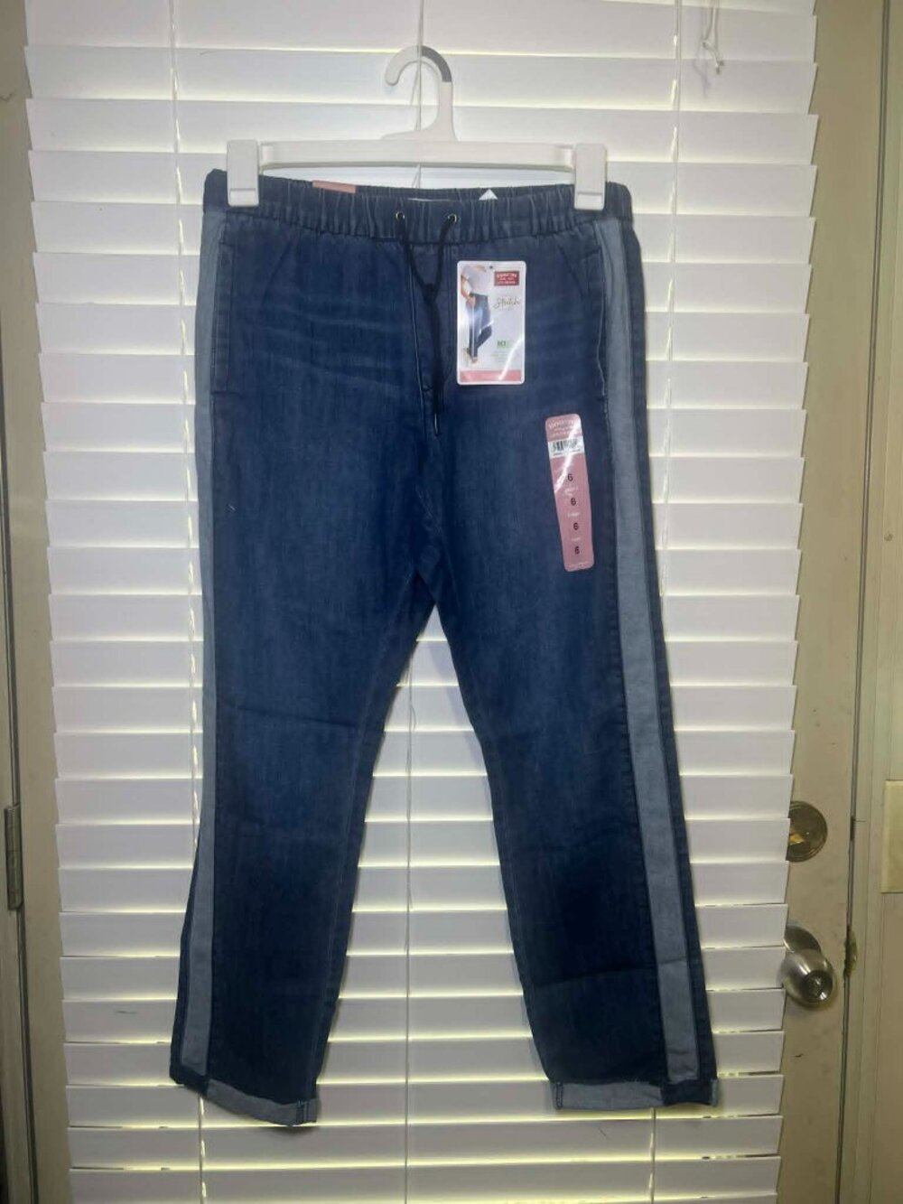Brand New Signature Women's Joggers by Levi Strauss, Size 6 - W28.
